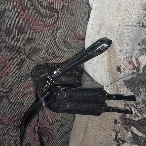 🌺SONDRA ROBERTS BLACK PAYENT LEATHER Crossbody - Picture 5 of 7